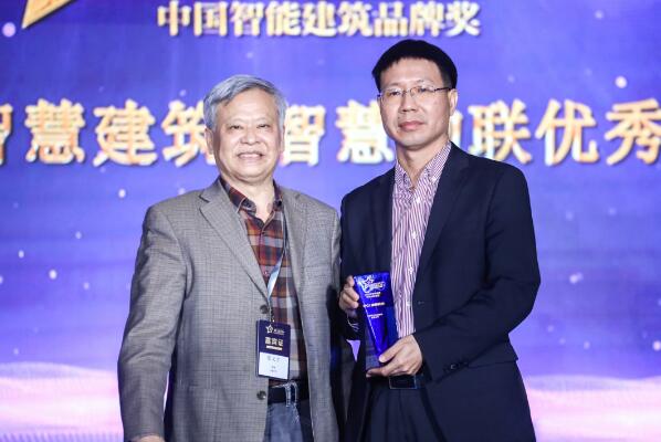 佳都科技副總裁兼商用智能產(chǎn)品事業(yè)部總經(jīng)理何新安（右）出席頒獎典禮