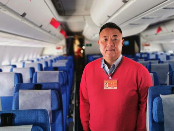 住粵全國政協(xié)委員、佳都科技集團董事長劉偉今日踏上了奔赴北京的路程