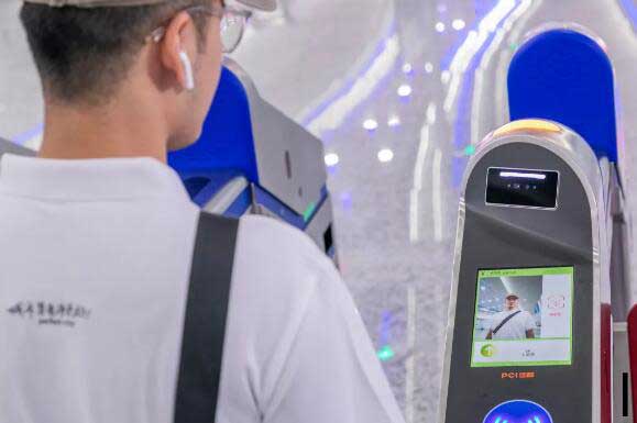 全線采用人臉識別通道閘