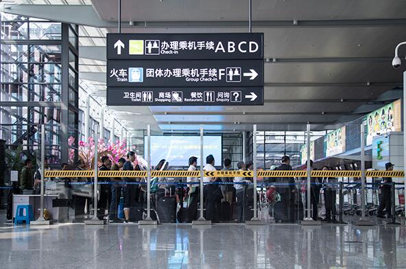 或是這樣擠擠擠擠擠的候機/車廳