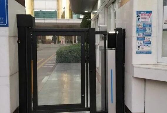 同時在玉晶光電重點防護(hù)區(qū)域出入口部署瑞為人臉識別攝像頭