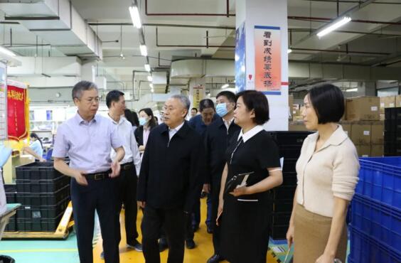 在陳董、湯總等公司領導的陪同下，趙常委一行先后參觀了立林生產(chǎn)車間和實驗室