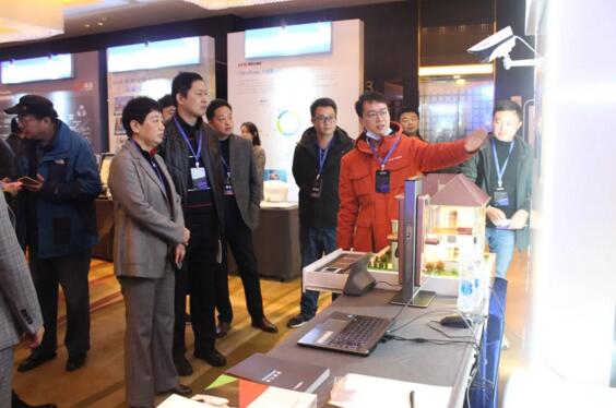 安防協(xié)會理事長王慧莉、省廳領(lǐng)導(dǎo)、專家一同蒞臨立林展臺參觀并指導(dǎo)