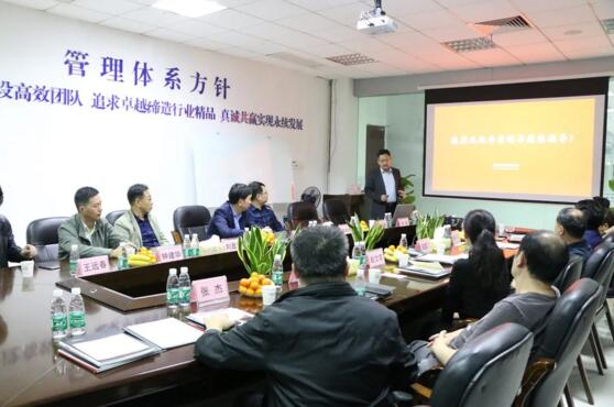 張?jiān)洪L(zhǎng)首先向來(lái)訪領(lǐng)導(dǎo)們介紹了立林的發(fā)展歷程、集團(tuán)概況和產(chǎn)品生態(tài)鏈全景