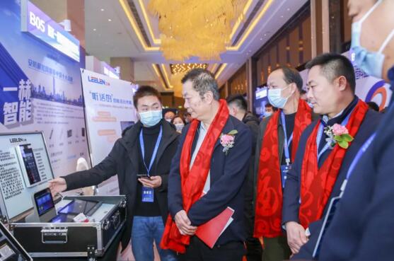 湖北省安全技術(shù)防范行業(yè)協(xié)會(huì)會(huì)長(zhǎng)魏利一行蒞臨立林展位參觀