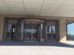 大連武警部隊兩翼自動旋轉門案例 - 中出網(wǎng)-智能出入口與停車充電門戶