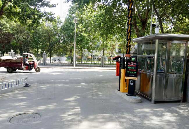 陜西西安市火箭工程大學(xué)家屬院車牌識別案例 - 中出網(wǎng)-智能出入口與停車充電門戶