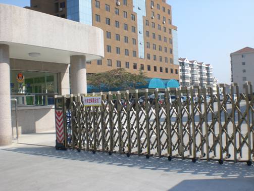 開發(fā)區(qū)建設(shè)大廈伸縮門案例 - 中出網(wǎng)-智能出入口與停車充電門戶