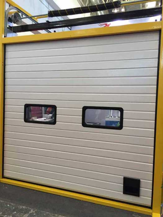 白色條形工業(yè)滑升門