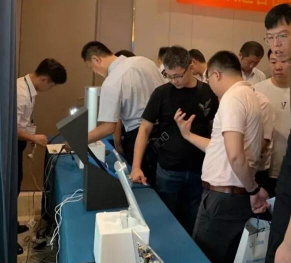 推介會現(xiàn)場-產(chǎn)品體驗(yàn)區(qū)人潮涌動