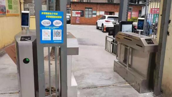 云南省昆明市社區(qū)出入口安裝的芊熠人臉識別終端