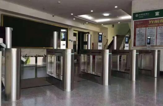 芊熠人臉識別設(shè)備顯身手，多方式管控銀行出入口，切實提升安全保障