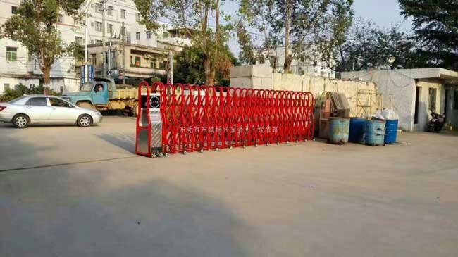 東莞東城豪華大紅電動(dòng)伸縮門案例 - 中出網(wǎng)-智能出入口與停車充電門戶