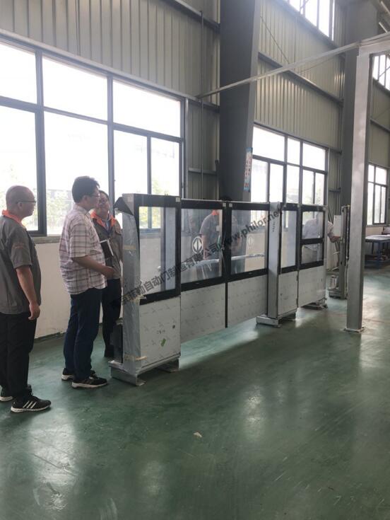 陳總以及技術(shù)總工陪同一起參觀車間地鐵屏蔽門實(shí)物