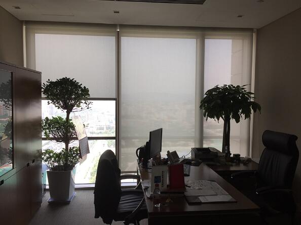 中國(guó)建筑大廈電動(dòng)布藝開(kāi)合簾案例 - 中出網(wǎng)-智能出入口與停車充電門(mén)戶