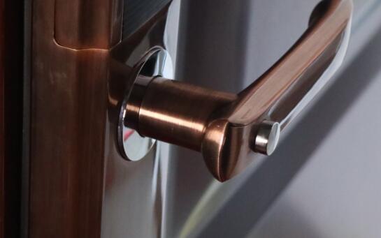 門內(nèi)把手防貓眼技術(shù)開鎖設(shè)計(jì)