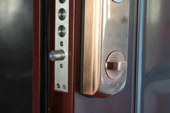 門內(nèi)鎖身的最下面是反鎖旋鈕