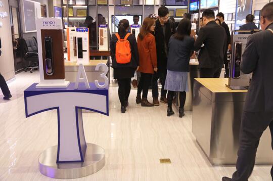 付總更是現(xiàn)場講解了亞太天能企業(yè)的發(fā)展歷程及產(chǎn)品的進化史