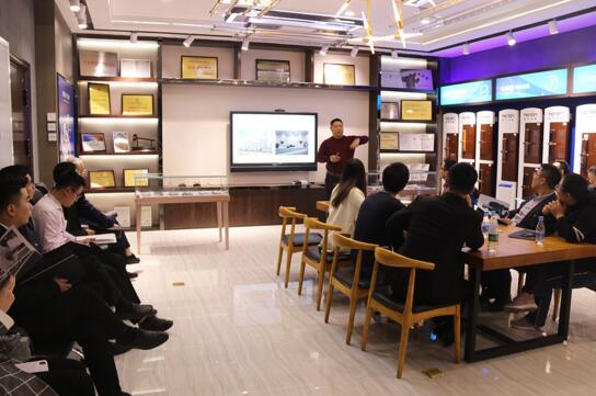 付總更是現(xiàn)場講解了亞太天能企業(yè)的發(fā)展歷程及產(chǎn)品的進化史