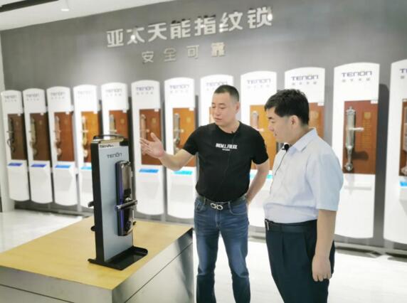 亞太天能總經(jīng)理王長江向葵花獎(jiǎng)?wù){(diào)研團(tuán)介紹產(chǎn)品