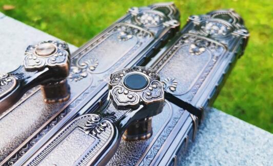 亞太天能F8全自動(dòng)古典智能鎖的指紋解鎖功能在把手上