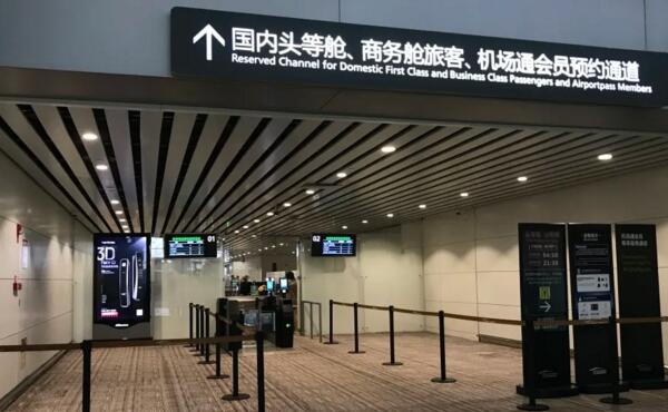 天能廣告投放·廣州白云機(jī)場(chǎng)登機(jī)通道