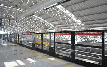 地鐵半高安全門