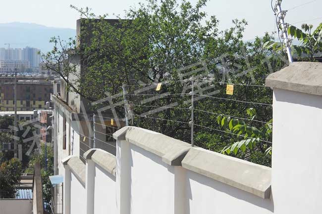 云南楚雄山水龍庭別墅電子圍欄案例 - 中出網(wǎng)-智能出入口與停車充電門戶