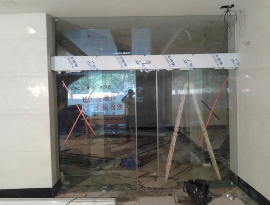 合肥阜陽北路金屬大廈自動(dòng)門案例 - 中出網(wǎng)-智能出入口與停車充電門戶