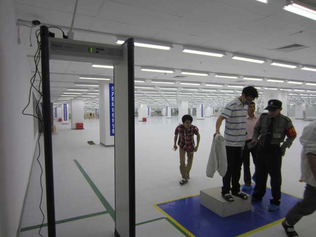 昆山富士康科技集團(tuán)公司安檢門案例 - 中出網(wǎng)-智能出入口與停車充電門戶