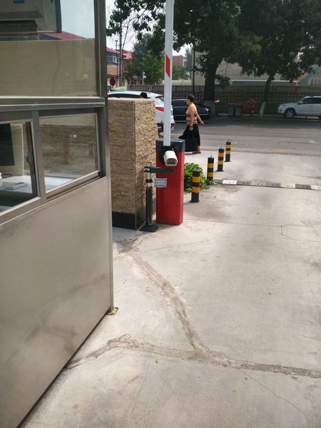 華巖商業(yè)廣場(chǎng)道閘案例 - 中出網(wǎng)-智能出入口與停車充電門戶