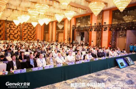 智慧公路主題主題賽現(xiàn)場，專家評委正在觀看項(xiàng)目路演