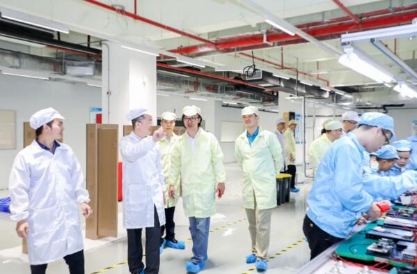 楊成董事長親自帶領(lǐng)來賓參觀新工廠