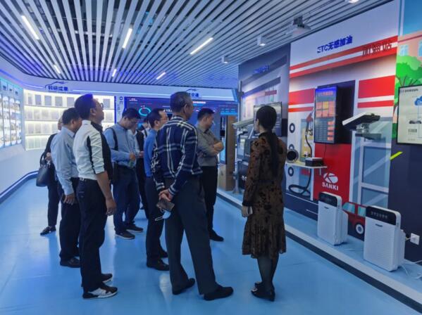 上海寶山區(qū)區(qū)委常委、副區(qū)長蘇平一行 蒞臨偉龍科技參觀指導(dǎo)