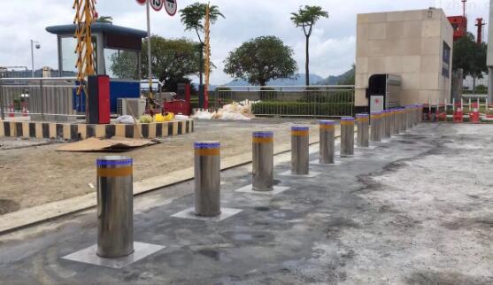 青島學(xué)校防沖撞升降柱確保師生出入安全，秩序井然